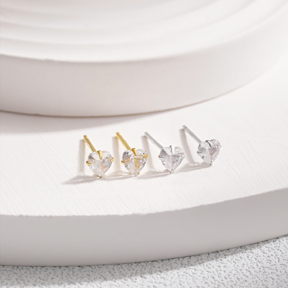 [Kismet Jewels ]Sparkling Heart Shaped Simple Earrings