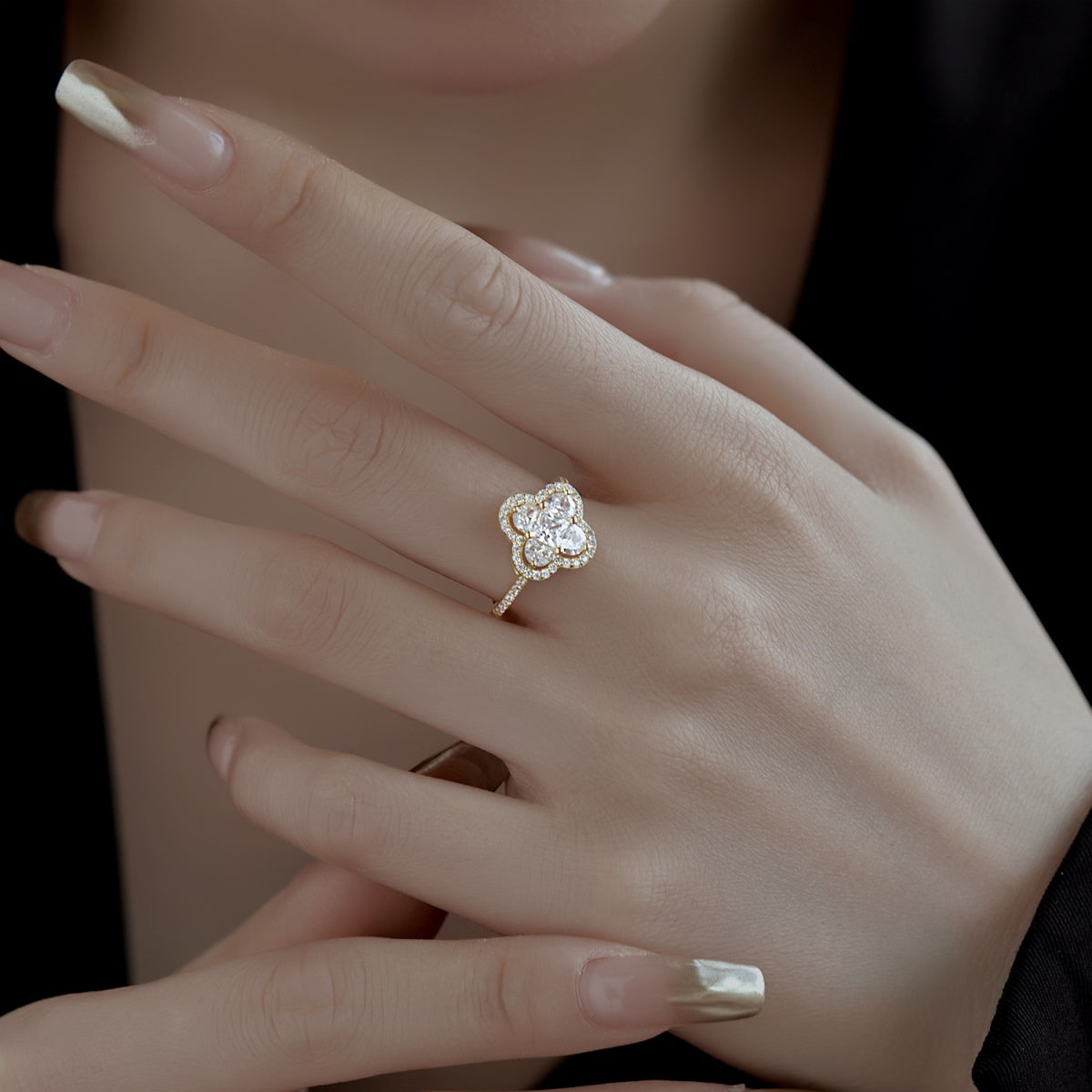 [Kismet Jewels ]Luxurious Eternity Flower Shape Banquet Ring