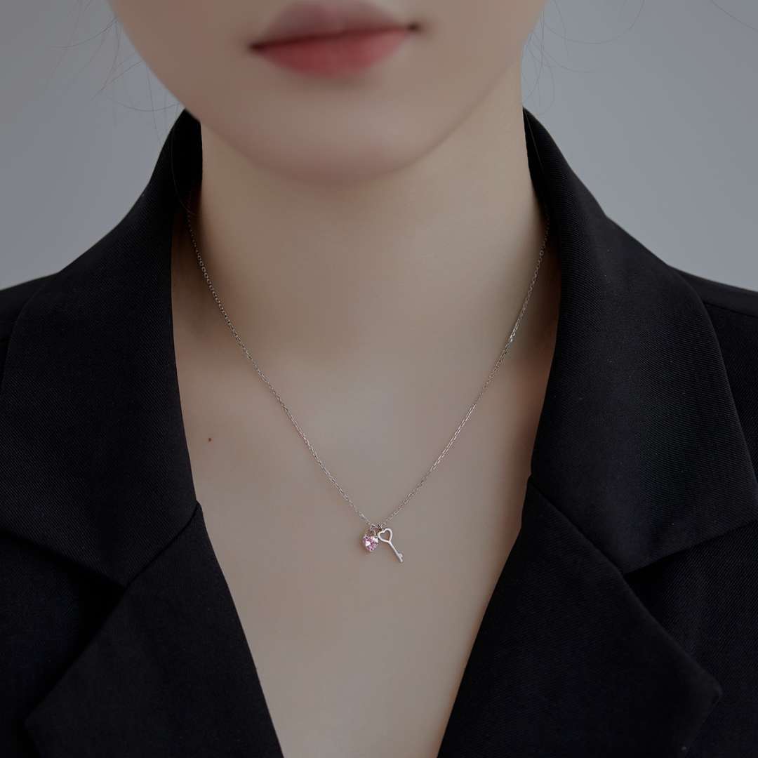 [Kismet Jewels ]Unique Heart Shape Key Pendent Necklace