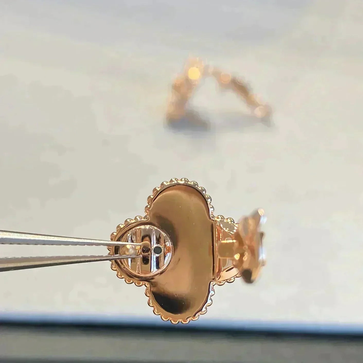 [Kismet Jewels ]CLOVER MEDIUM 1 MOTIFS GRAY MOP  DIAMOND EARRINGS