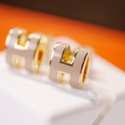 [Kismet Jewels ]MINI POP H GOLD EARRINGS GREY