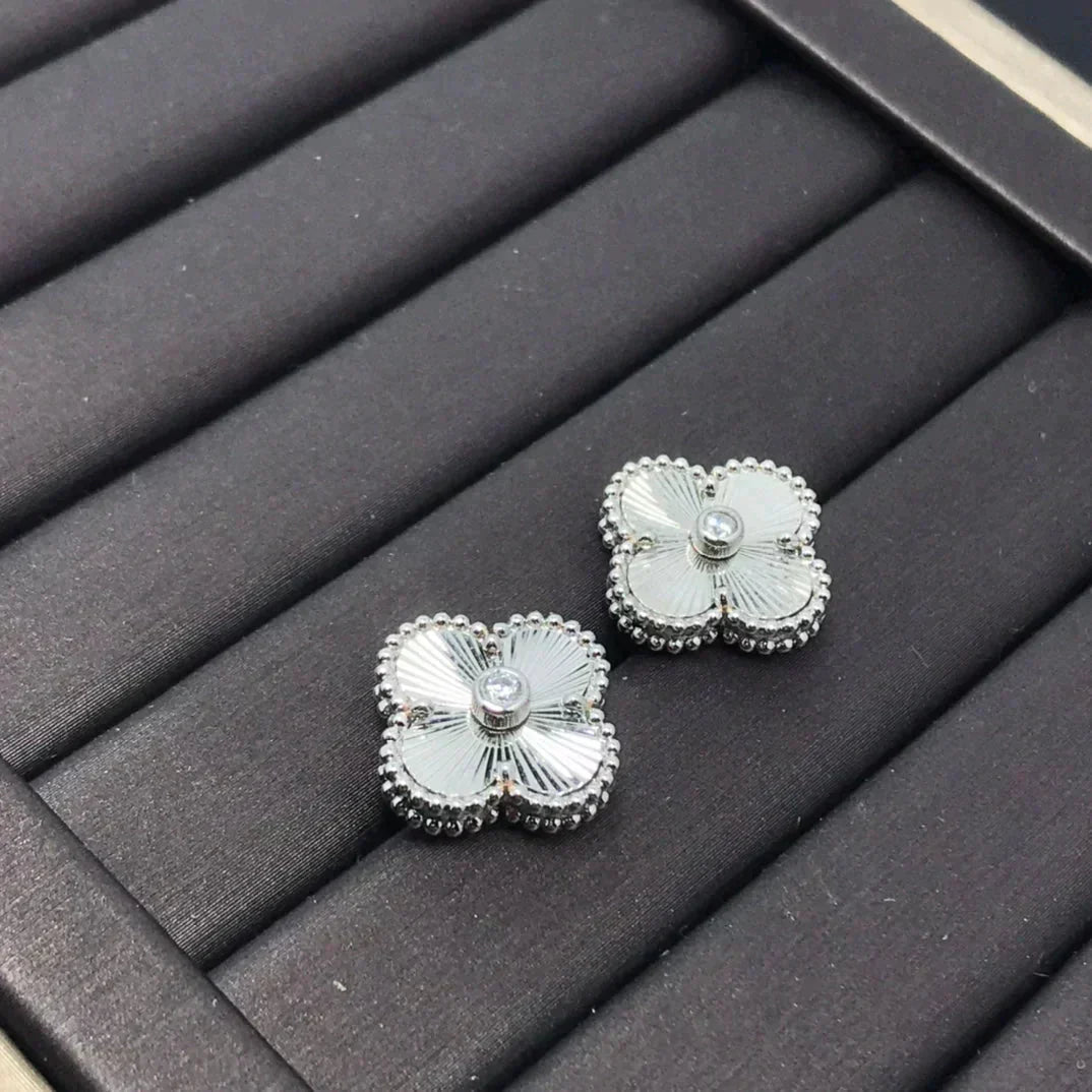 [Kismet Jewels ]CLOVER MINI 9.5MM LASER EARRINGS