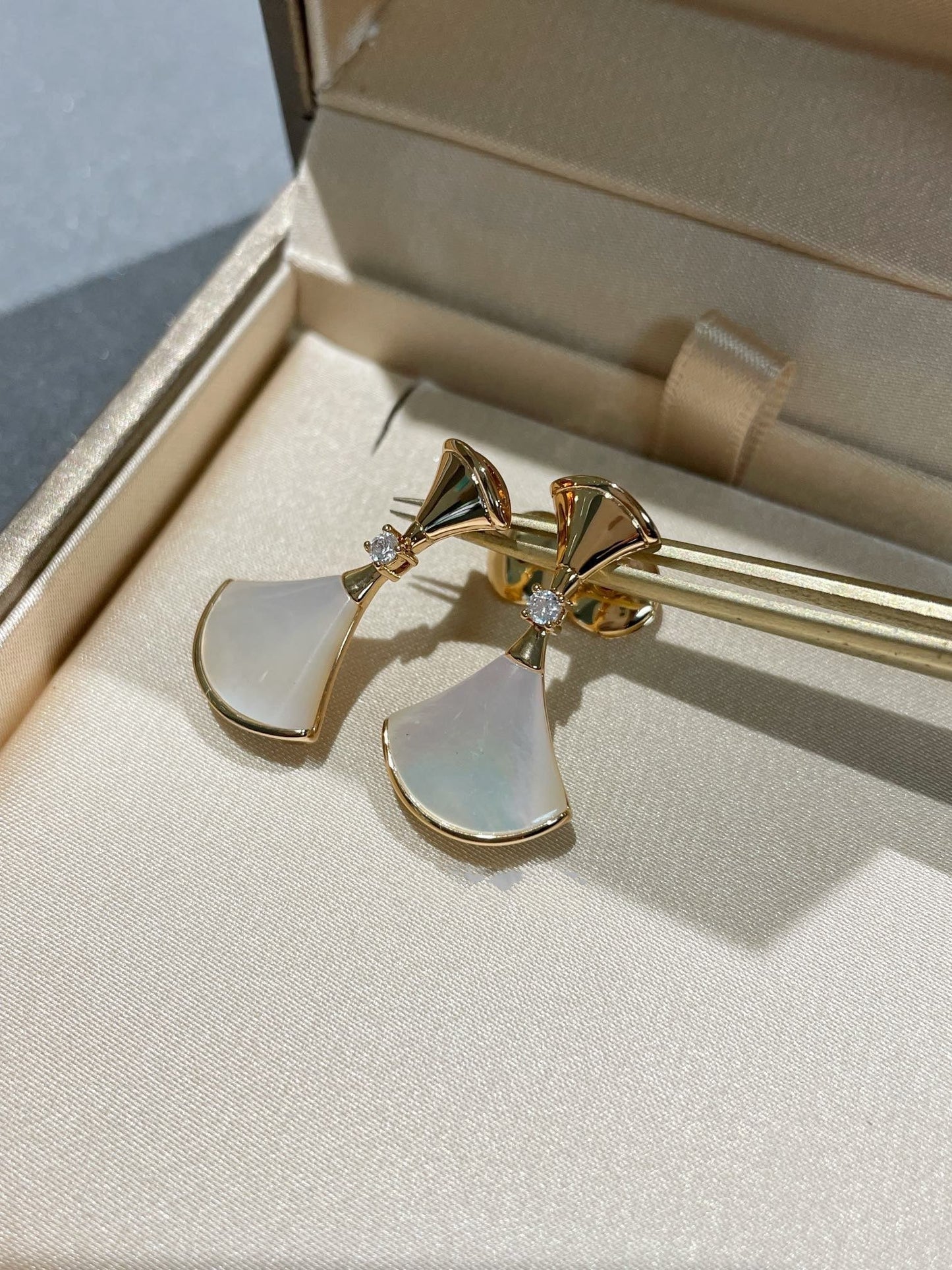 [Kismet Jewels ]DREAM MOP 1 DIAMOND EARRINGS