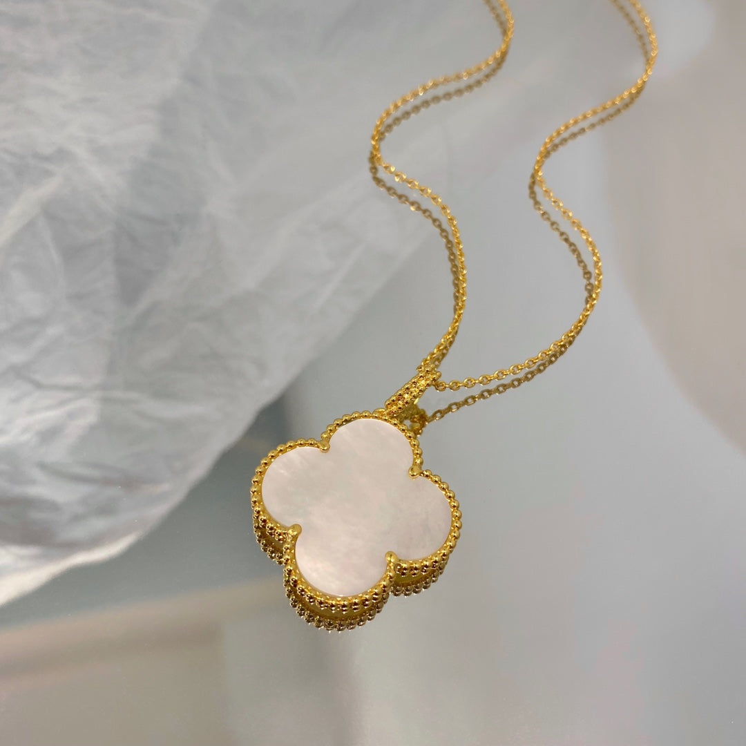 [Kismet Jewels ]CLOVER 25MM MOP LARGE PENDANT NECKLACE