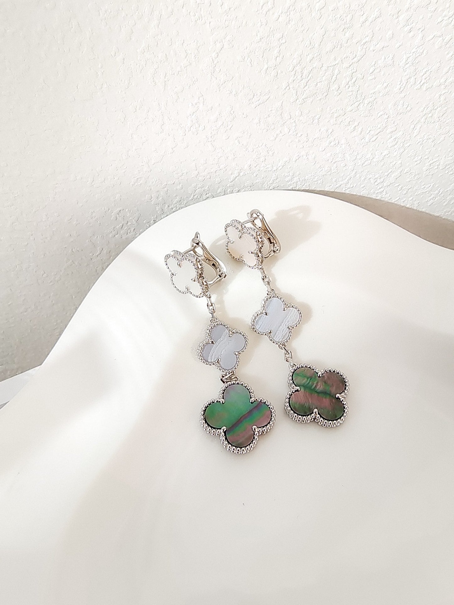 [Kismet Jewels ]CLOVER 3 MOTIFS CHALCEDONY DARK MOP SILVER EARRINGS