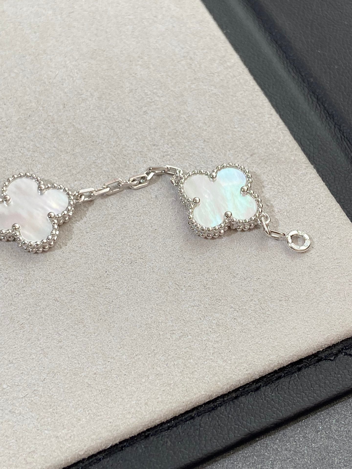 [Kismet Jewels ]CLOVER SILVER MOP 5 MOTIF BRACELET