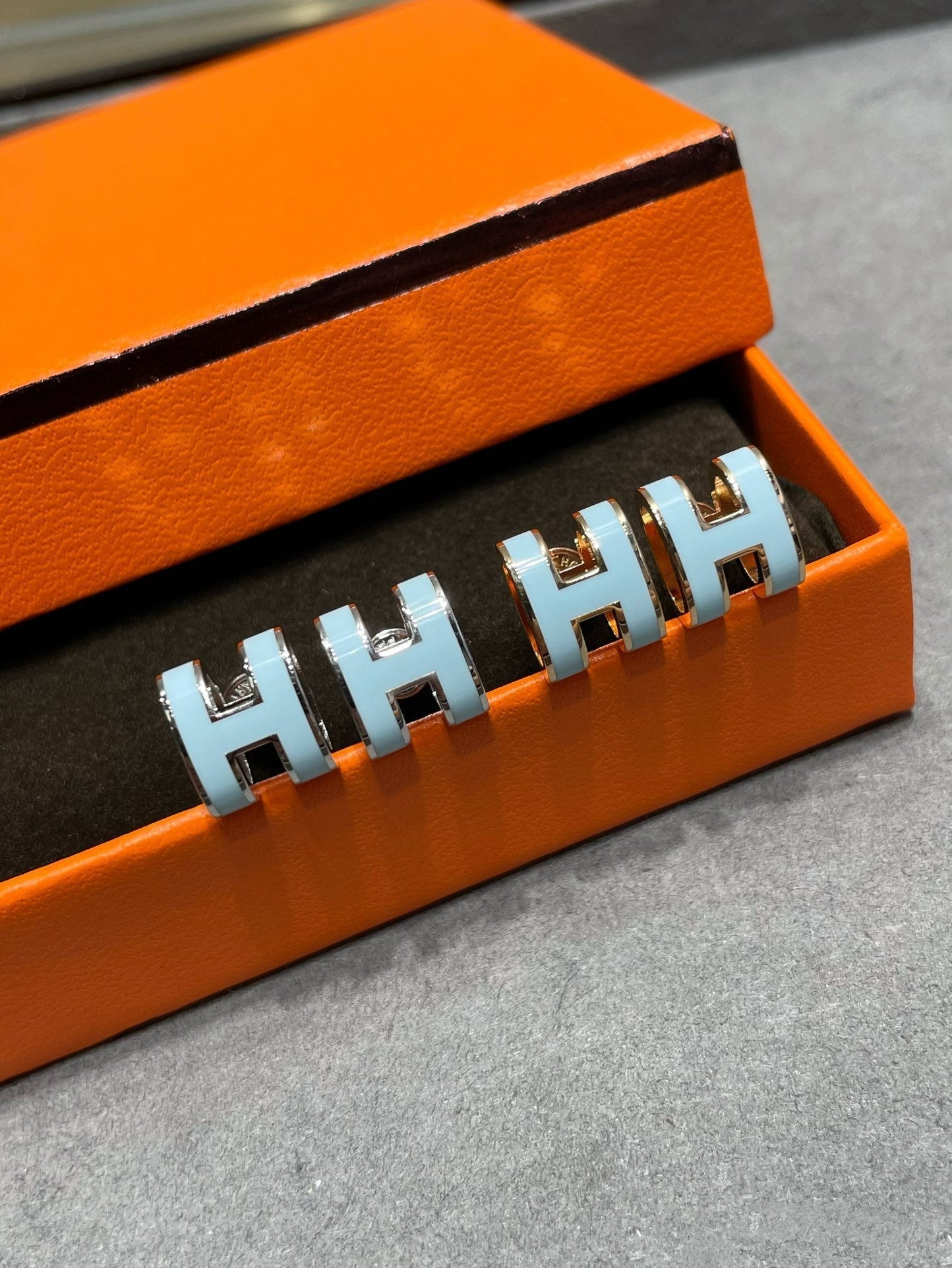 [Kismet Jewels ]POP H SKY BLUE STUD EARRINGS