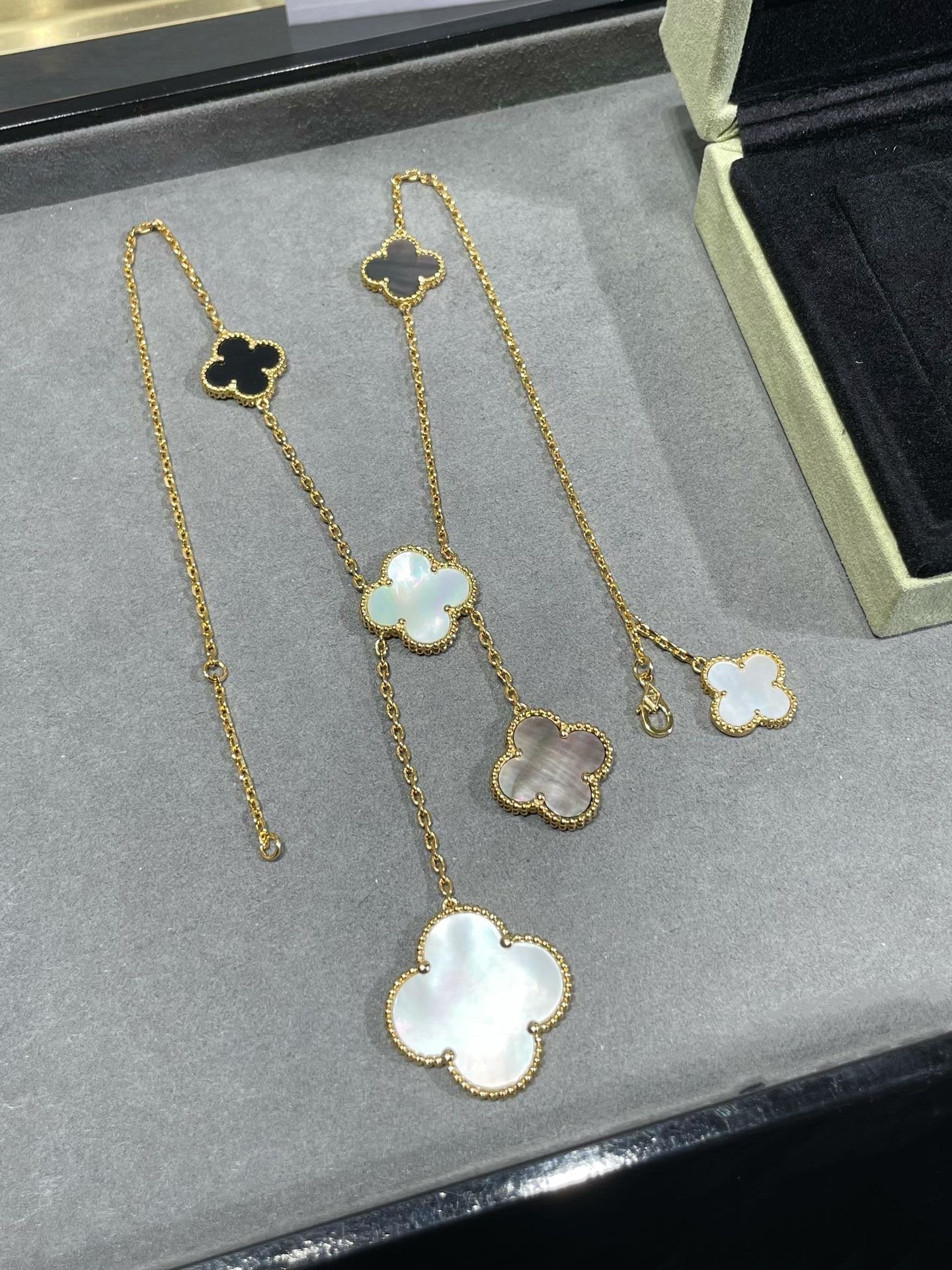 [Kismet Jewels ]CLOVER 6 MOTIF MOP ONYX GOLD NECKLACE