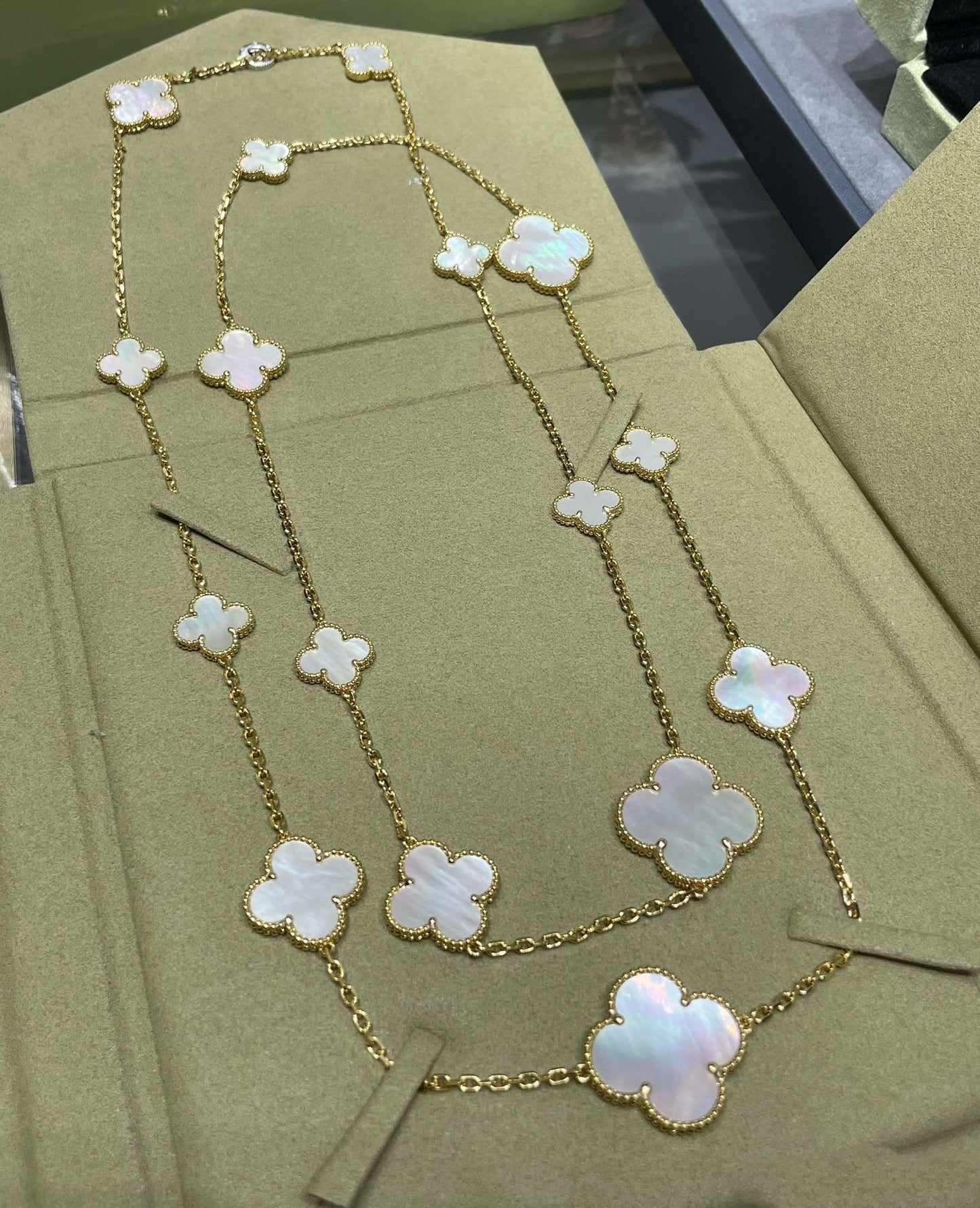 [Kismet Jewels ]CLOVER 16 MOTIF WHITE MOP GOLD NECKLACE