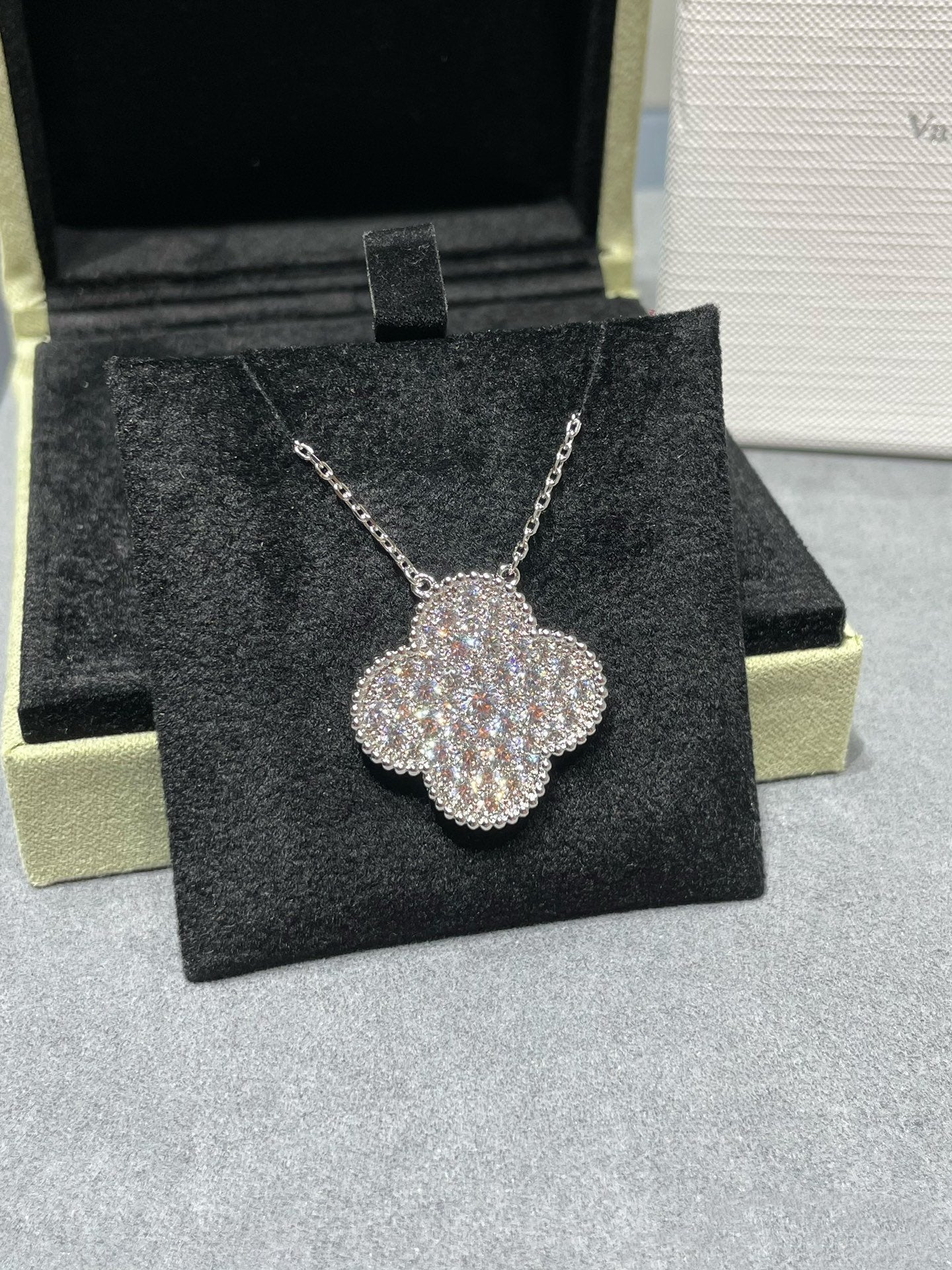 [Kismet Jewels ]CLOVER 25MM LARGE PENDANT DIAMOND PAVED SILVER NECKLACE