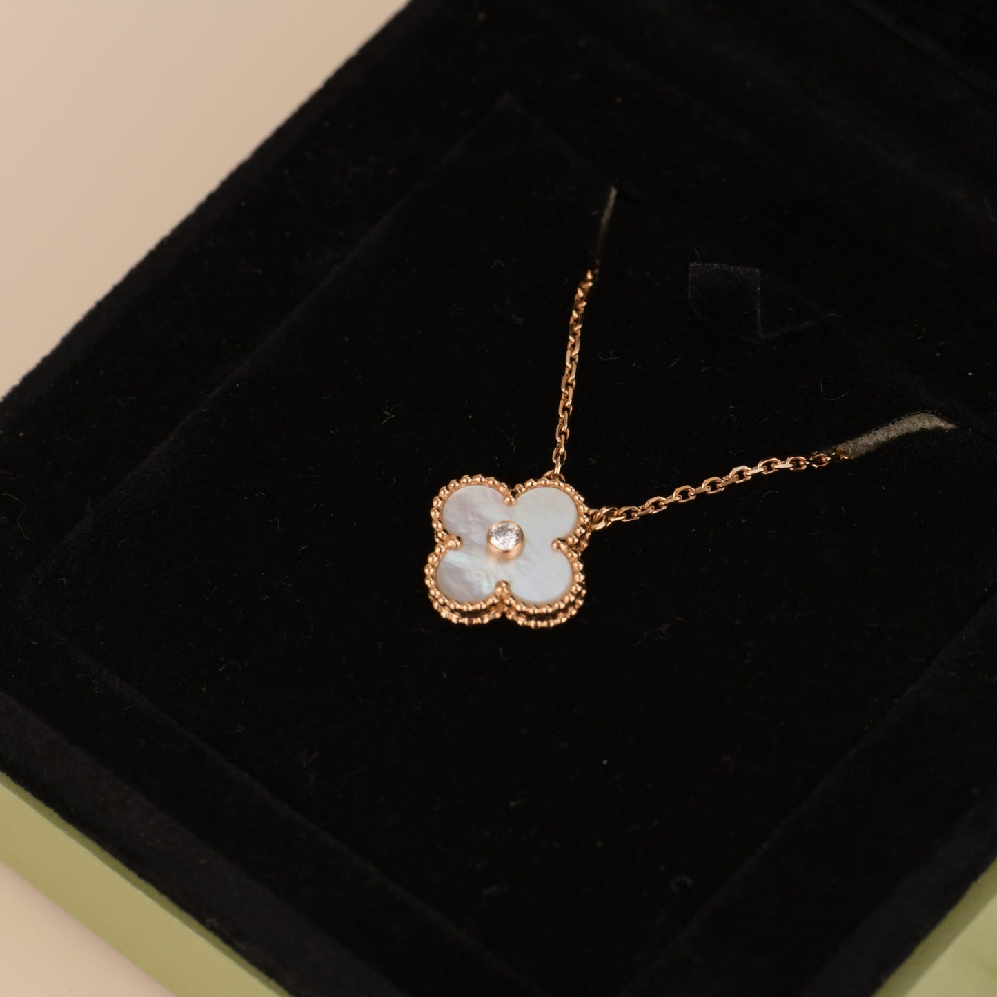 [Kismet Jewels ]CLOVER 15MM DIAMOND WHITE FRITILLARIA NECKLACE