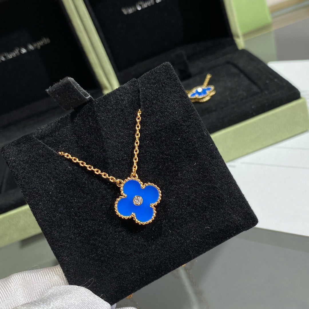 [Kismet Jewels ]CLOVER 15MM DIAMOND AND BLUE AGATE NECKLACE