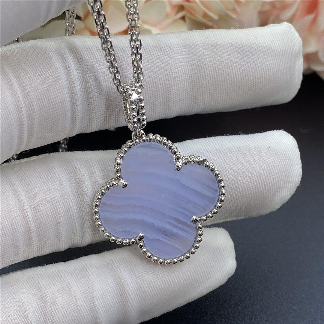 [Kismet Jewels ]CLOVER SILVER CHALCEDONY BIG CLOVER NECKLACE